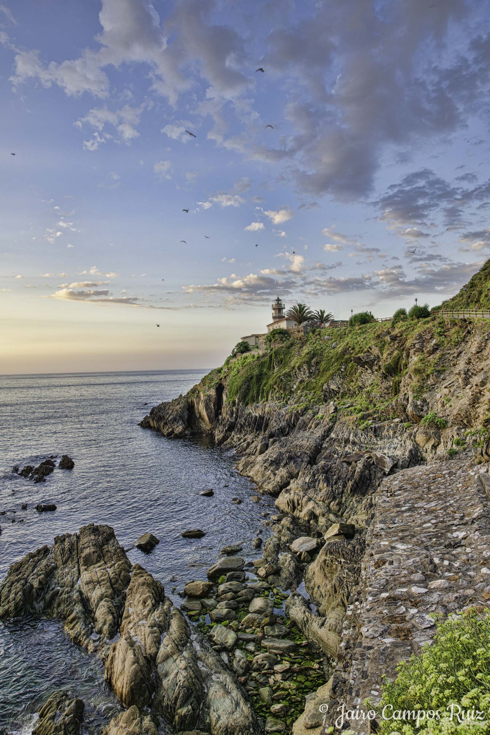Fotografía de faro al atardecer